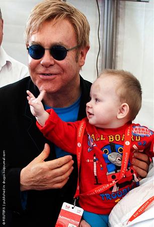 Элтону Джону отказали в усыновлении украинского малыша-elton-jpg